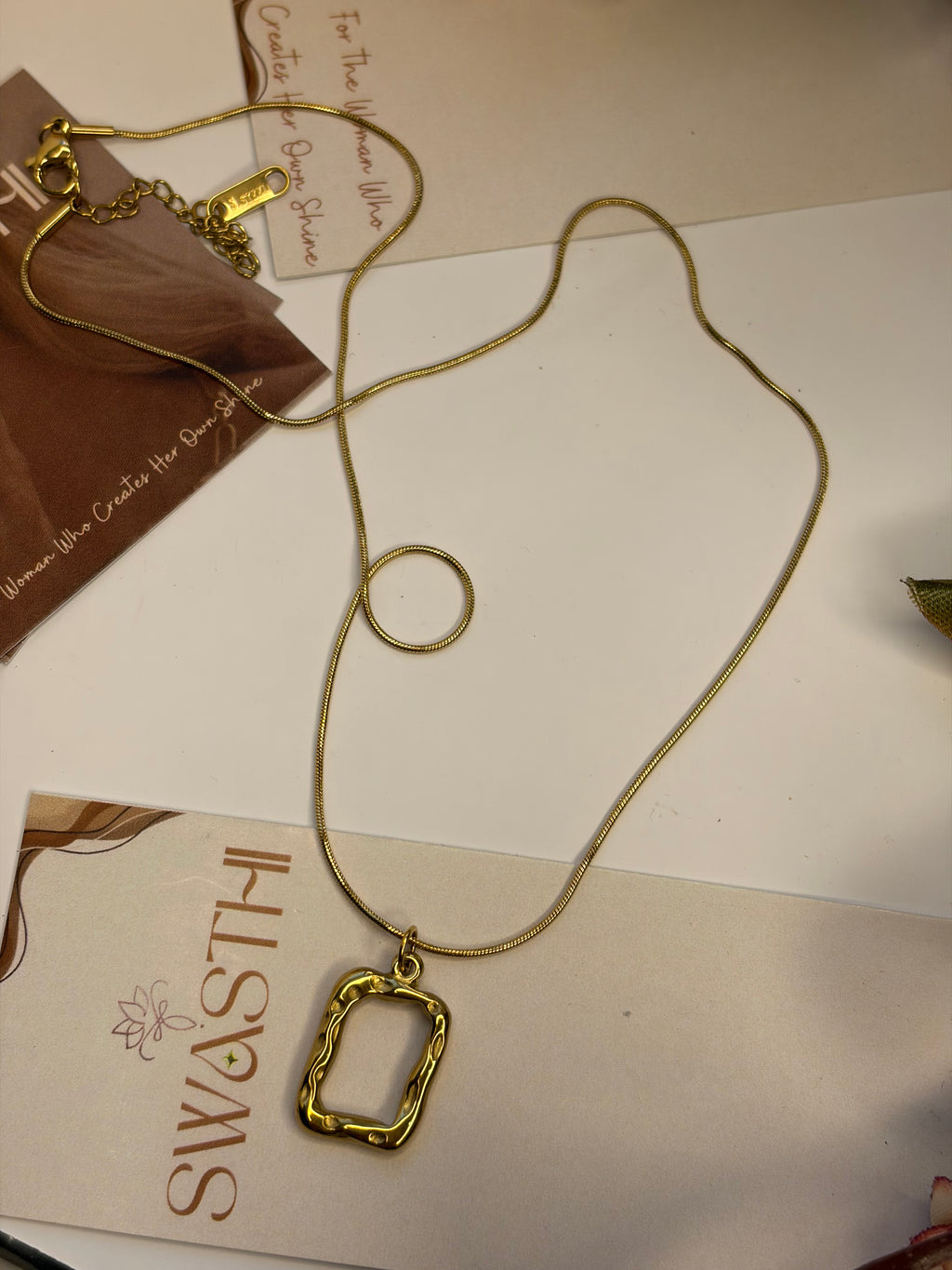 Geometric pendant Chain